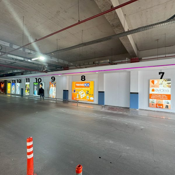 Iyaşpark Avm Otopark Giriş Sağ Taraf Light Box Panolar